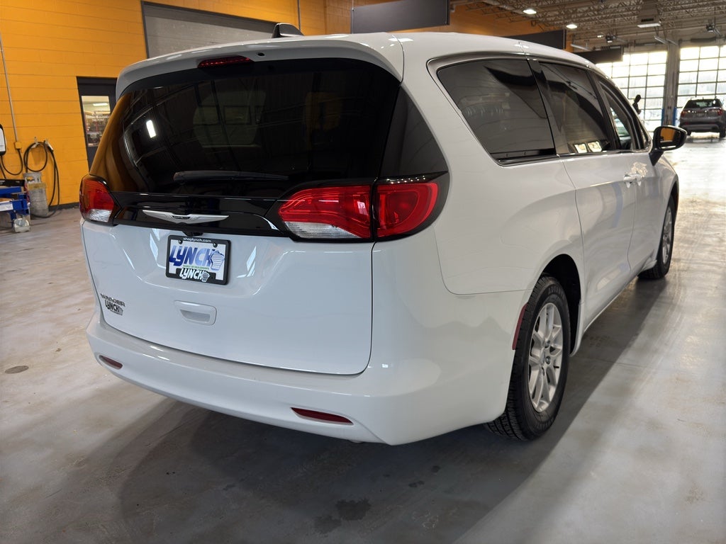 2024 Chrysler Voyager LX
