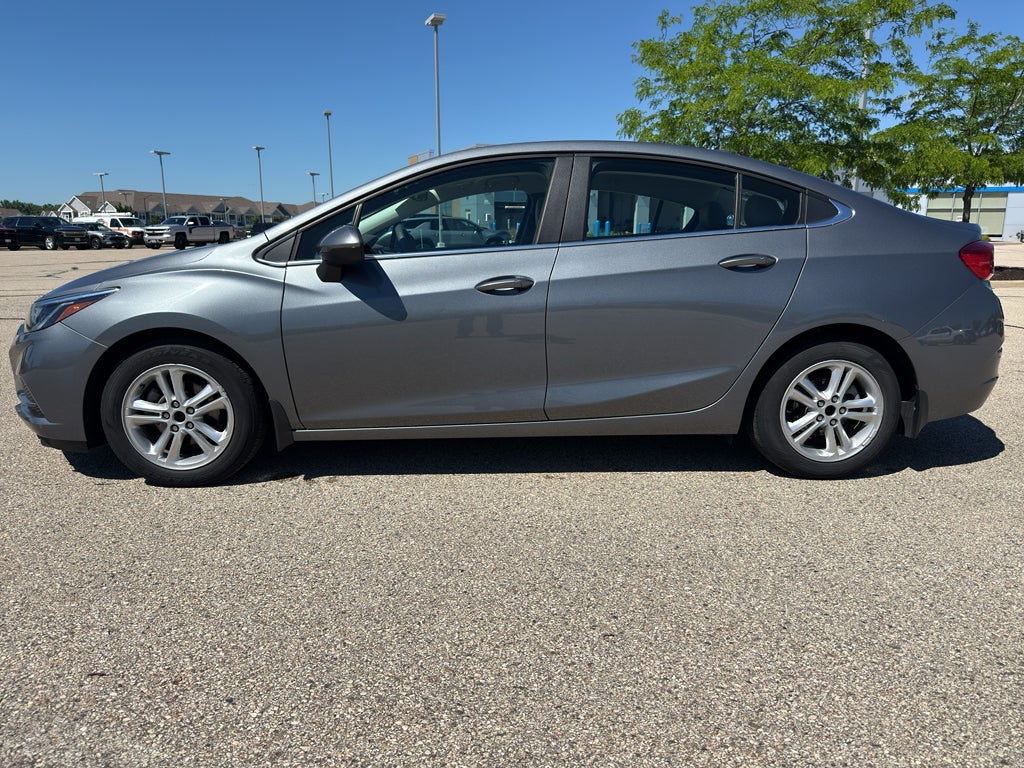 Used 2018 Chevrolet Cruze LT with VIN 1G1BE5SM5J7132695 for sale in Kenosha, WI