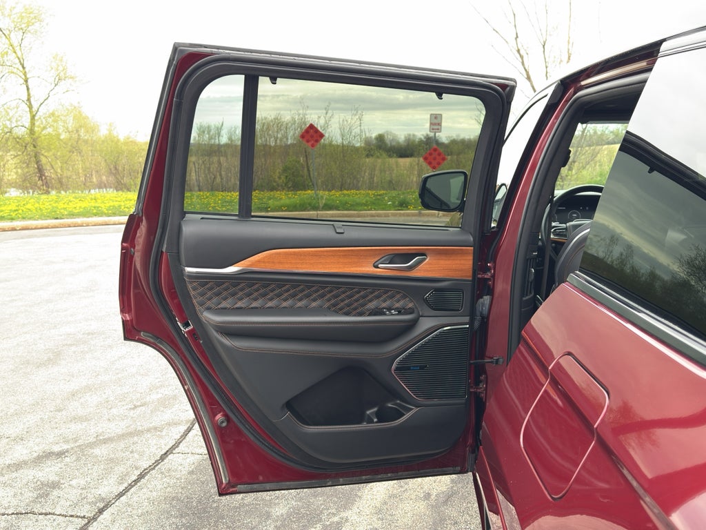 2023 Jeep Grand Cherokee L Summit Reserve w/Entertainment
