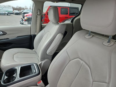 2021 Chrysler Pacifica Touring L w/Theater Group