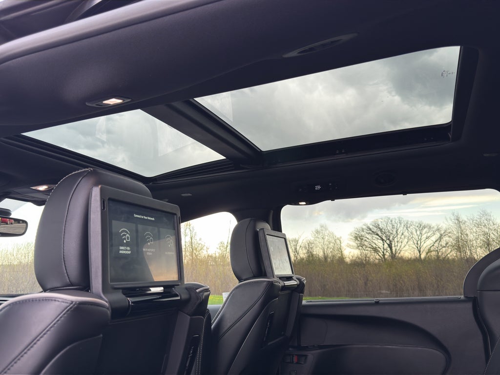 2025 Chrysler Pacifica Limited w/Tow & Entertainment