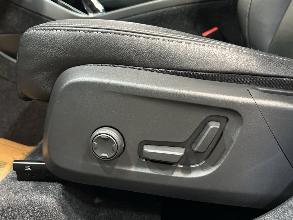 2025 Volvo XC40 Plus Dark Theme