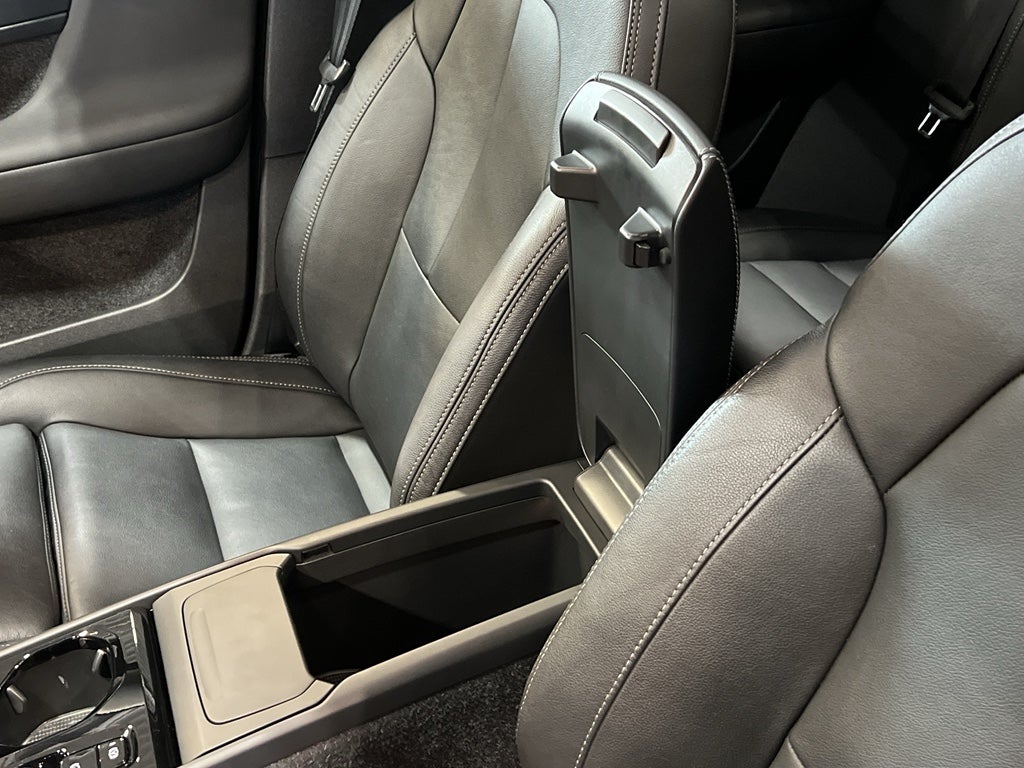 2025 Volvo XC40 Plus Dark Theme